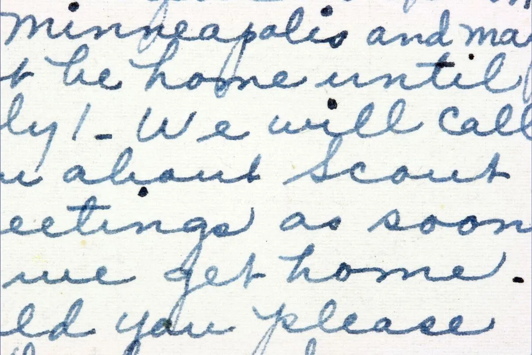 Letras escritas sobre papel blanco
